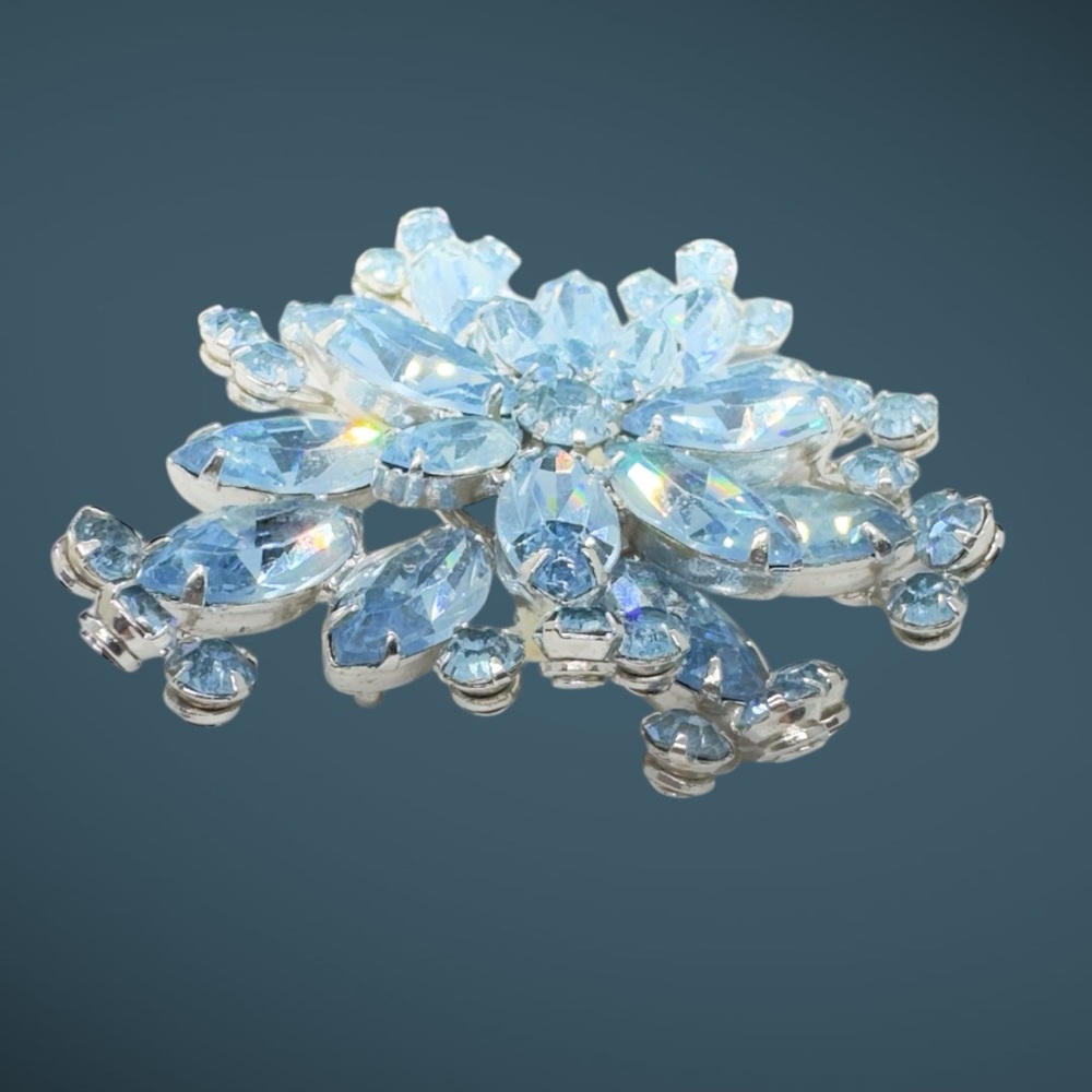 Vintage Hallmarked Weiss Topaz Blue Rhinestone Brooch - Picture 6 of 8
